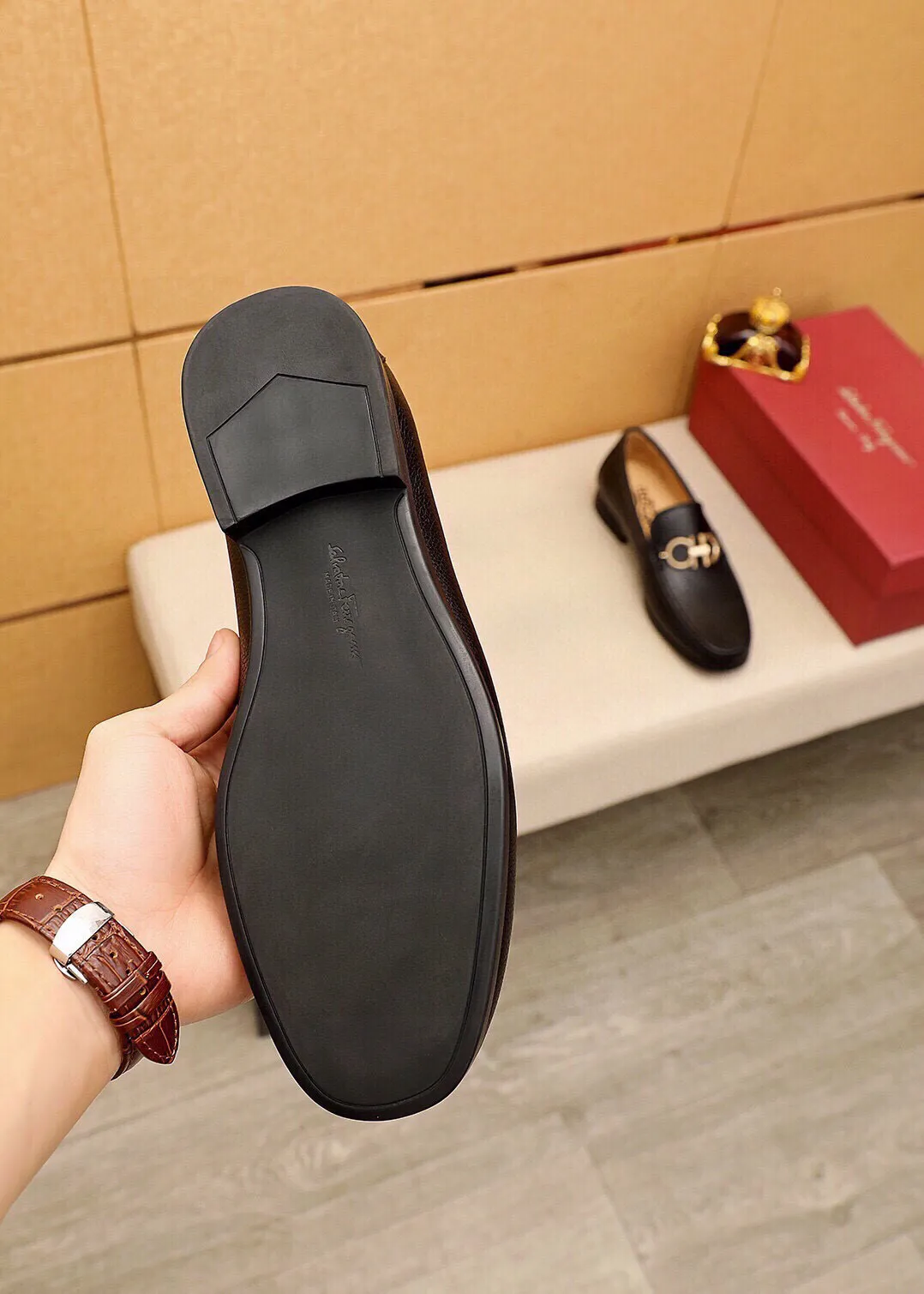 Men's shoes 💰480 💐 Product trademark: Ferragamo "Ferragamo" casual leather shoes Regular size: 38-44 (45🉑️customized) Product materials: Selected imported first-layer pebbled cowhide leather upper + luxury hardware buckle, imported water-dyed cowhide leather lining. Strong three-dimensional visual effect, original outsole color: 3⃣️seed leather materials available